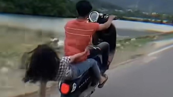 Tangkapan layar video viral aksi sejoli remaha freestyle di Jalan Lingkar Palopo.