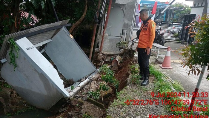 Tembok penahan tanah (TPT) di Desa Cilebut Barat, Kecamatan Sukaraja, Kabupaten Bogor, Jawa Barat, longsor. (dok. BPBD Kabupaten Bogor)