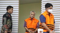 Dengan rompi tahanan, mereka tertunduk lesu saat dihadirkan dalam jumpa pers.  