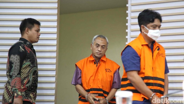 Tersangka Korupsi Pekerjaan Retrofit Sistem Sootblowing PLTU Bukit Asam Tertunduk Lesu KPK menahan 3 tersangka kasus korupsi Pekerjaan Retrofit Sistem Sootblowing PLTU Bukit Asam PLN UIK SBS Tahun 2017 s.d. 2022. Mereka tertunduk lesu.