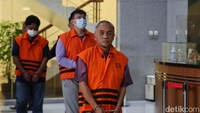 Tiga tersangka tersebut adalah Bambang Anggono (BAK) selaku General Manager (GM) PT PLN UIP SBS, Budi Widi Asmoro (BWA) selaku Manager Engineering PT PLN UIP SBS, dan Nehemia Indrajaya (NI) selaku Direktur PT Truba Engineering Indonesia (TEI).  
