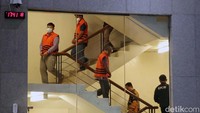 Tiga orang tersangka kasus dugaan pekerjaan retrofit sistem sootblowing PLTU Bukit Asam di PT PLN (Persero) Unit Induk Pembangkitan (UIP) Sumatera Bagian Selatan (SBS) TA 2017-2022 resmi ditahan Komisi Pemberantasan Korupsi (KPK).  