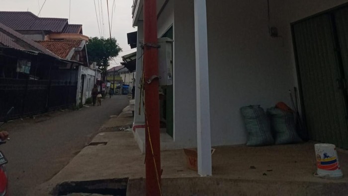 Tiang listrik yang baru.