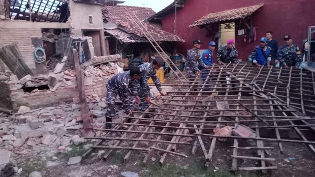 Tim gabungan melakukan rangkaian upaya penanganan darurat bencana gempabumi M 4.4 Batang di wilayah Kabupaten Batang, Jawa Tengah, Senin (8/7/2024. (Dok. BPBD Kabupaten Batang)