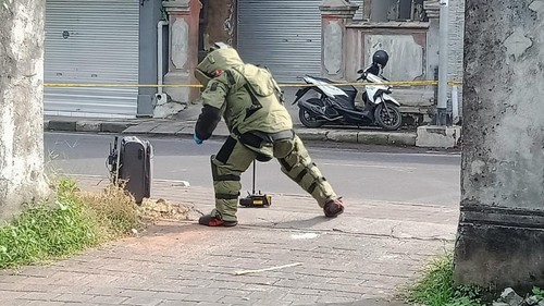 Tim penjinak bom memeriksa koper mencurigakan di depan rumah warga di Desa Penarungan, Badung, Bali, Selasa (9/7/2024).