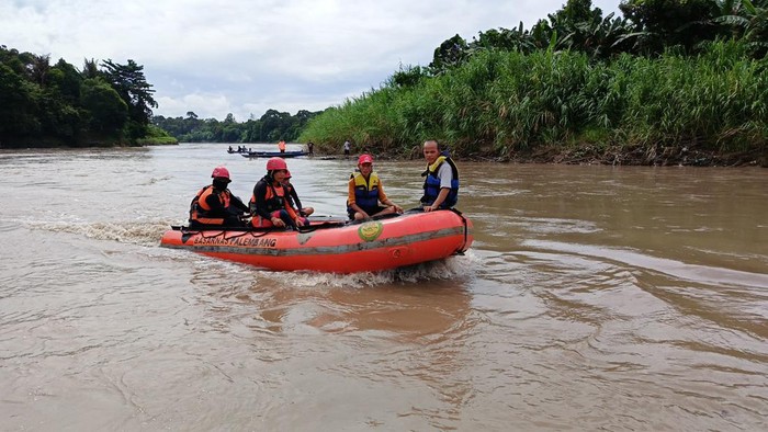 Tim SAR gabungan mencari korban tenggelam di Sungai Lematang Muara Enim.