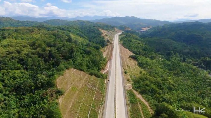 Tol Ruas Padang-Sicincin di Sumatera Barat.