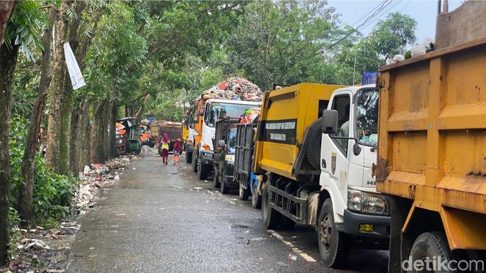 Bencana Longsor TPA Cipayung Lumpuhkan Jalur Antrean Truk Sampah