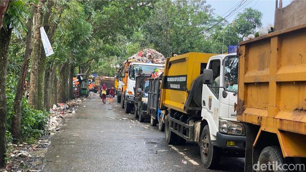 TPA Cipayung, Depok longsor akibat hujan deras. Antrean truk pengangkut sampah pun mengular imbas kejadian longsor (Devi/detikcom)