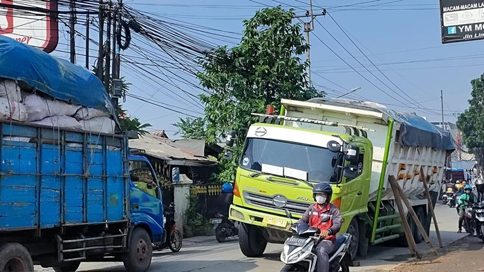 Truk Patah As Sebabkan Kemacetan Parah di Limo Depok Menuju Jakarta Selatan