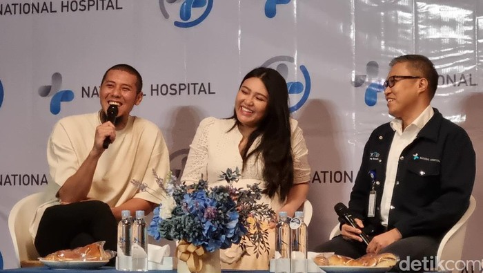 Via Vallen dan Chevra Yolandi dalam konferensi pers kelahiran anak pertama di Surabaya.