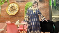 Punya usaha kafe rooftop bernama Double V, ini pose wanita 32 tahun itu di kafenya. Terlihat nuansa kafenya homey dengan banyak area duduk. Foto: Instagram viavallen