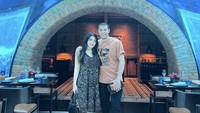 Pelantun lagu Sayang ini sedang menikmati momen makan spesial di restoran berpemandangan laut di Bali. Ia dan suami pun mengabadikan momen dengan latar ikan yang berenang. Foto: Instagram viavallen