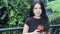 Di Bali, Via juga menyambangi tempat bernuansa asri. Momennya semakin lengkap dengan segelas jus di tangan. Kira-kira rasa apa ya? Foto: Instagram viavallen