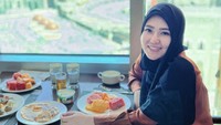 Mengunjungi Mekkah, Via menginap di hotel yang berpemandangan Kabah. Ia juga menikmati aneka menu sarapan seperti buah dan telur mata sapi. Foto: Instagram viavallen