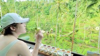 Kalau ini momen liburan Via di Ubud, Bali. Ia menikmati minuman sekaligus coffee cupping. Suka yang mana ya? Foto: Instagram viavallen