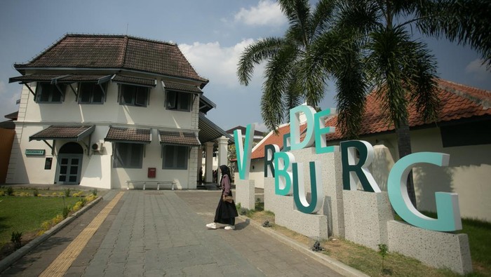 Pengunjung melihat koleksi Museum Benteng Vredeburg di Yogyakarta, Selasa (9/7/2024). Museum yang menampilkan perjalanan sejarah kemerdekaan Indonesia tersebut tampil baru dengan diorama digital dan tayangan video interaktif dan edukatif yang lebih menyenangkan. ANTARA FOTO/Hendra Nurdiyansyah/foc.