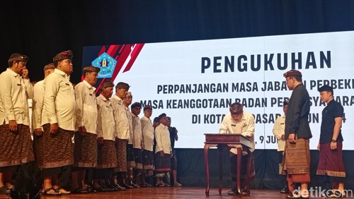 Wali Kota Denpasar I Gusti Ngurah Jaya Negara mengukuhkan perpanjangan masa jabatan 27 perbekel dan 231 anggota Badan Permusyawaratan Desa (BPD) di Gedung Dharma Negara Alaya, Denpasar, Bali, Selasa (9/7/2024)