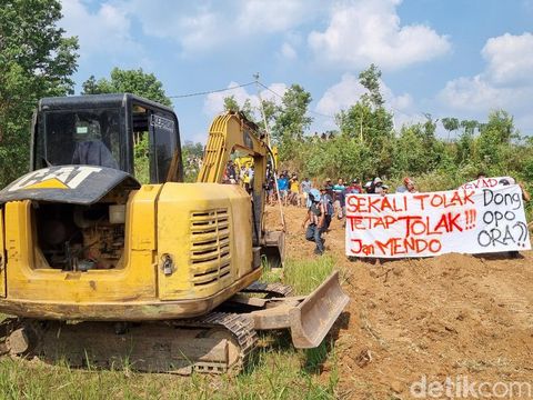 Warga Banyakan 3, Sitimulyo, Piyungan, Kabupaten Bantul, DIY, melakukan aksi damai menolak pembangunan tempat pembuangan sampah sementara (TPSS) Srimulyo, Selasa (9/7/2024).