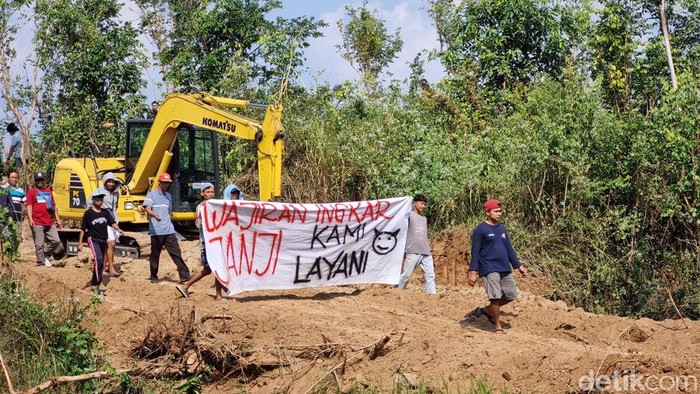 Warga Banyakan 3, Sitimulyo, Piyungan, Kabupaten Bantul, DIY, melakukan aksi damai menolak pembangunan tempat pembuangan sampah sementara (TPSS) Srimulyo, Selasa (9/7/2024).