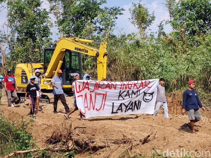 Warga Banyakan 3, Sitimulyo, Piyungan, Kabupaten Bantul, DIY, melakukan aksi damai menolak pembangunan tempat pembuangan sampah sementara (TPSS) Srimulyo, Selasa (9/7/2024).