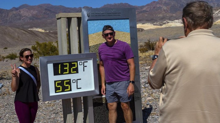 Melissa Bolding and Bryan Bolding from Oklahoma City pose for a photo next to a thermometer displaying a temperature of 132 degrees Fahrenheit / 55 degrees Celsius at the Furnace Creek Visitors Center, in Death Valley National Park, Calif., Sunday, July 7, 2024. Forecasters said a heat wave could break previous records across the U.S., including at Death Valley. (AP Photo/Ty ONeil)