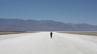 Taman nasional terbesar di luar Alaska, Death Valley dianggap sebagai salah satu lingkungan paling ekstrem di dunia. Suhu terpanas yang pernah tercatat secara resmi di Bumi adalah 134 F (56,67 C) pada bulan Juli 1913 di Death Valley, meskipun beberapa ahli membantah pengukuran tersebut dan mengatakan rekor sebenarnya adalah 130 F (54,4 C), yang tercatat di sana pada bulan Juli 2021. AP/Daniel Jacobi II