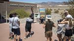 Wisatawan Ramai ke Lembah Kematian Saat Cuaca Lagi Panas-panasnya