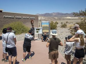 Wisatawan Ramai ke Lembah Kematian Saat Cuaca Lagi Panas-panasnya