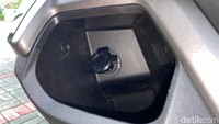 Ada soket pengisian daya di dasbor. Namun, untuk bisa dipakai, kita perlu menghubungkannya dengan USB connector. Foto: Septian Farhan Nurhuda / detikOto