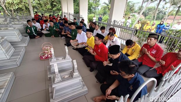 Deklarasi ini dihadiri petinggi Partai Gerindra, Golkar, NasDem, PKB, PSI, dan Demokrat di Banyumas dan dilakukan di kompleks makam leluhur Prabowo Subianto, Rabu (10/7/2024).