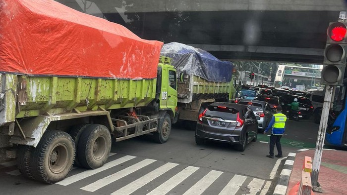 Ada Proyek Galian, Lalin Mampang Arah Kuningan Macet Pagi Ini
