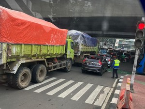 Ada Proyek Galian, Lalin Mampang Arah Kuningan Macet Pagi Ini