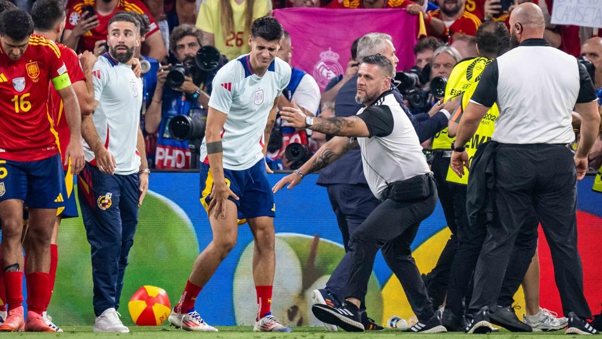 Alvaro Morata kesakitan usai ditekel petugas keamanan di sebelahnya. (Foto: Getty Images/Kevin Voigt)