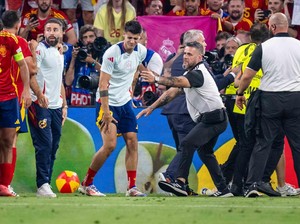 Duh, Alvaro Morata Tertatih-tatih Kena Tekel Petugas Keamanan