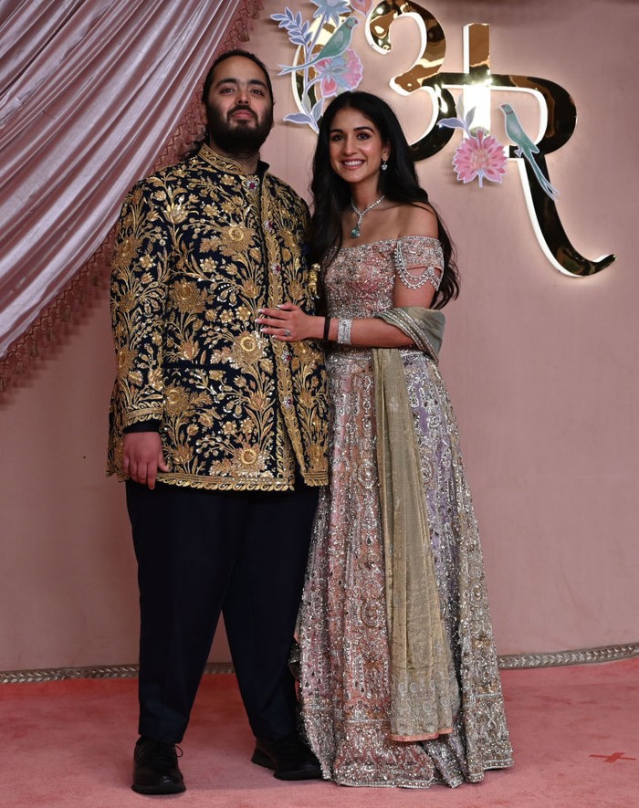 Anant Ambani dan Radhika Merchant di upacara sangeet Anant Ambani dan Radhika Merchant di upacara sangeet