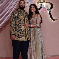 Anant mengenakan bandhgala suit berwarna biru tua yang diberi nama The Midnight Garden. Busana ini tidak hanya memukau dengan desainnya yang indah, tetapi juga dengan sulaman emas asli yang memerlukan keterampilan khusus. Busana mewah ini dirancang oleh desainer ternama, Abu Jani dan Sandeep Khosla. Foto: dok. Getty Images