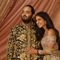 Pada upacara tersebut, Anant mencuri perhatian dengan mengenakan baju dari sulaman emas asli. Foto: dok. Getty Images