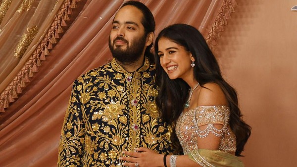 Foto: Gaya Anak Orang Terkaya Asia Pakai Baju Emas Asli di Upacara Sangeet