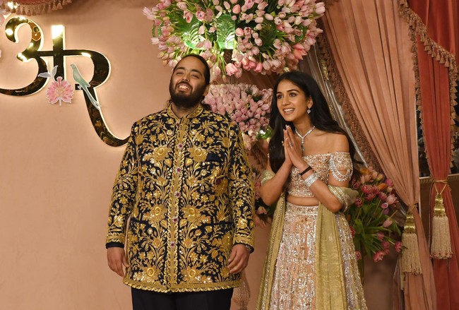Anant Ambani, putra bungsu dari Nita dan Mukesh Ambani yang dikenal sebagai orang terkaya Asia, sedang bersiap melangsungkan pernikahannya dengan Radhika Merchant. Sebelum pernikahan, Anant melakukan upacara sangeet, salah satu tradisi calon pengantin khas India. Foto: dok. Getty Images
