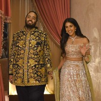 Radhika Merchant resmi menjadi Nyonya Ambani setelah akhirnya menggelar pernikahan yang dirayakan selama tiga hari. Menantu orang terkaya, Mukesh Ambani, itu pun tampil mewah dengan gaun-gaun pengantin mahal.  Foto: dok. Getty Images