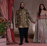 Sulaman emas ini dibuat dengan teknik bordir zardozi yang rumit untuk menciptakan motif bunga dan daun. Proses pembuatan busana ini membutuhkan waktu enam minggu hanya untuk sulaman, ditambah satu minggu lagi untuk menjahit dan menyelesaikan seluruh tampilan. Foto: dok. Getty Images