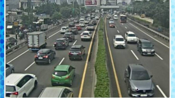 Arus lalu lintas di Tol Tangerang arah Jakarta padat di sejumlah titik karena ada pengerjaan perbaikan jalan dan pembatas jembatan. (dok X @TMCPoldaMetro)