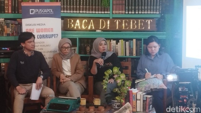 Associate Researcher Puskapol UI, Whinda Yustisia (ketiga dari kiri) (Brigitta Belia/detikcom)