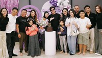 Anang Hermansyah, Ashanty dan keluarga serta Kris Dayanti dan Raul Lemos bersama Amora dan Kelen juga datang merayakan ultah Aurel. Tak ketinggalan ada pasangan yang bakal menikah Thariq Halilintar dan Aaliyah Massaid serta Azriel Hermansyah dan Sarah Menzel. Foto: dok. Instagram Atta Halilintar