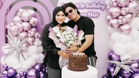 Aurel tersenyum sambil memeluk buket bunga asli dalam pelukan Atta Halilintar. Foto: dok. Instagram Atta Halilintar