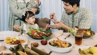 Momen makannya juga terasa intim pada potret yang satu ini. Atta dan Aurel bersama dua anaknya menyantap hidangan bersama di meja makan. Foto: Instagram @aurel_hermansyah