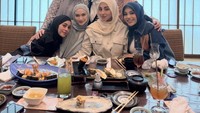 Selain itu, ada juga keseruan Aurel Hermansyah saat makan sushi bareng genk arisan Mamayu. Terlihat ada Syifa Hadju, Lesti, Margin Wieheerm, hingga Keisha Ratuliu. Foto: Instagram @aurel_hermansyah
