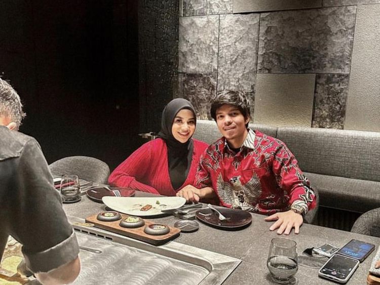 Ulang Tahun Aurel Hermansyah Dihadiahi Kue Cokelat dan Kue Uang