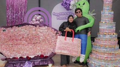 Foto Ultah Aurel Hermansyah ke-26, Dapat Kado Unik Tas Hingga Keset Dari Uang